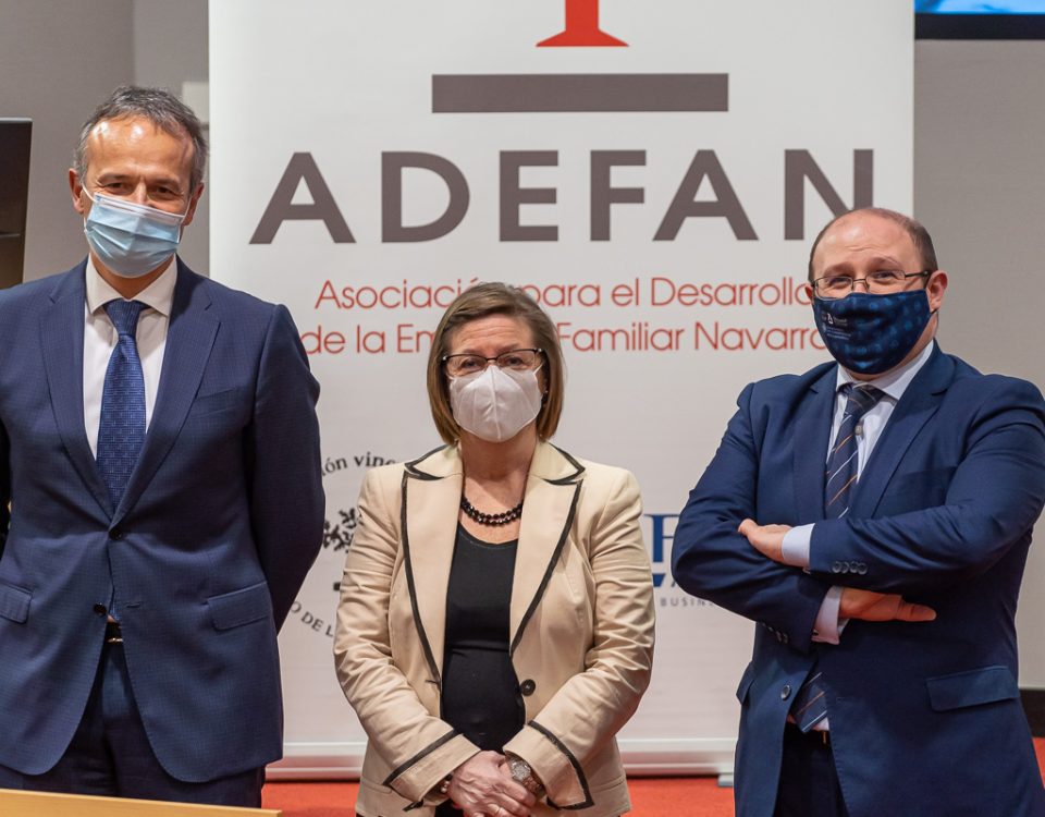 De izda. a dcha: Manuel Piquer, Marisa Sáinz y Olivier Izal antes de iniciar el seminario celebrado en el Club de Marketing de Navarra. (foto: Víctor Ruiz).